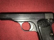 Лот 6 : :Коллаж с ммг пистолета Browning 1910 года.