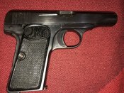 Лот 6 : :Коллаж с ммг пистолета Browning 1910 года.