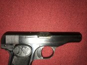 Лот 6 : :Коллаж с ммг пистолета Browning 1910 года.