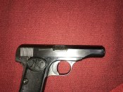 Лот 6 : :Коллаж с ммг пистолета Browning 1910 года.