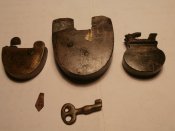 3 бронзовых замочка и 1 ключик с позиций по ВОВ .