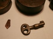 3 бронзовых замочка и 1 ключик с позиций по ВОВ .