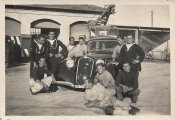 5_Regia Marina Gruppo Marinai Con L'auto Dell'ammiraglio.jpg