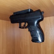 Магнитный держатель для оружия: пистолета, винтовки, автомата. Для быстрого доступа к оружию.