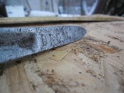 Колышек для палатки при установке на сыпучем грунте.
