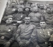 фото подразделение РККА после награждения ст. сержант с боевиком и 4 кавалера ордена Славы
