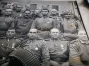 фото подразделение РККА после награждения ст. сержант с боевиком и 4 кавалера ордена Славы
