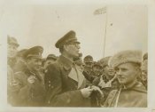 Мюнзинген. А.А. Власов с военнослужащими ВС КОНР после парада. 1945г..jpg