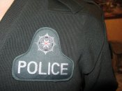 Новый свитер полиции британии плотный.