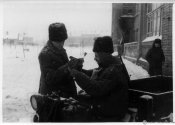 1_Militari del corpo di spedizione italiano in Russia in pausa nell'inverno 1942.jpg
