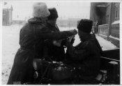 2_Militari del corpo di spedizione italiano in Russia in pausa nell'inverno 1942.jpg