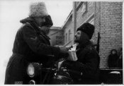 3_Militari del corpo di spedizione italiano in Russia in pausa nell'inverno 1942.jpg