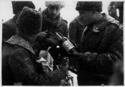 4_Militari del corpo di spedizione italiano in Russia in pausa nell'inverno 1942.jpg