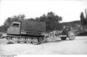 1458914453_bundesarchiv_bild_101i-203-1696-25_albanien_raupenschlepper_ost_mit_kanone.jpg