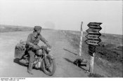 Bundesarchiv_Bild_101I-219-0553A-35,_Russland,_bei_Pokrowka,_Kradmelder,_Wegweiser_1.jpg