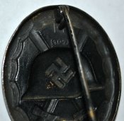 Знак "За ранение 1939" в чёрном.
