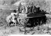 Bundesarchiv_Bild_101I-461-0216-37A%2C_Russland%2C_Panzer_VI_%28Tiger_I%29_in_Ruhestellung.jpg