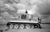 Bundesarchiv_Bild_101I-698-0038-04%2C_Russland-Nord%2C_Panzer_VI_%28Tiger_I%29.jpg