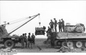 Bundesarchiv_Bild_101I-024-3536-28%2C_Kreta%2C_Panzer_VI_%28Tiger_I%29%2C_Reparatur.jpg