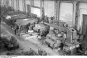 Bundesarchiv_Bild_101I-635-3965-35%2C_Panzerfabrik_in_Deutschland.jpg