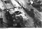 Bundesarchiv_Bild_101I-635-3966-07%2C_Panzerfabrik_in_Deutschland.jpg