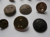 40 разных  пуговиц с якорями .
