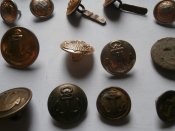 40 разных  пуговиц с якорями .