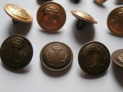 40 разных  пуговиц с якорями .
