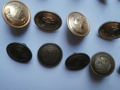 40 разных  пуговиц с якорями .