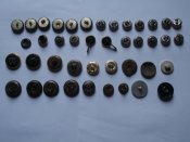 40 разных  пуговиц с якорями .