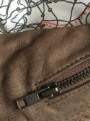 кожаная куртка, типа бомбер, с капюшеном в воротнике