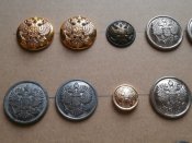 12 пуговиц и 2 кнопки Российской Армии .