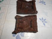 дві пряжки