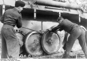 1385242928-bundesarchiv_bild_101i-296-1652-35_nordfrankreich_montage_am_pantherlaufwerk_1 ОКТ43.jpg