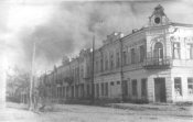 Красивейший парад зданий на ул. Дзержинского в районе центрального рынка в 1943 году..jpg