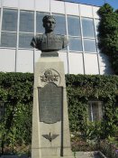 Памятник Ахмет-Хану-Султану в Алупке.jpg