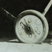 Hangar mit Pilot7.jpg