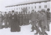 Patrijarh Gavrilo,general Damjanovic i vojvoda Djujic obilaze pocasnu cetu SDK.JPG