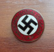 Партийный знак NSDAP.