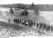 Bundesarchiv_Bild_101I-212-0221-05,_Russland-Nord,_Erschießung_von_Partisanen.jpg