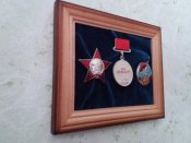 три відзнаки в рамці.