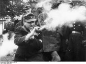 Bundesarchiv_Bild_146-1973-001-36,_Volkssturm,_Übungsschießen_mit_Panzerfaust.jpg