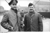 Bundesarchiv_Bild_101II-MW-5567-15A,_Wilhelmshaven,_2_U-Boot-MГ¤nner_mit_Eisernem_Kreuz.jpg