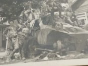червоноармійці з трофейним німецьким броньовиком та іншими трофеями