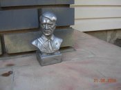 бюст А.Гитлера (металл).Высота 16 см.Вес 1 кг..