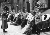 Bundesarchiv_Bild_183-E12359,_München,_Adolf_Hitler_vor_Feldherrenhalle.jpg