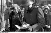 Krakau,_Razzia_von_deutscher_Ordnungspolizei.jpg