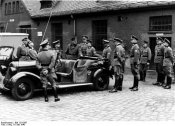 Bundesarchiv_Bild_121-0387,_Berlin,_Besichtigung_der_Technischen_Polizeischule,_Daluege.jpg