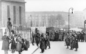 Bundesarchiv_Bild_183-C00678,_Berlin,_Rosa-Luxemburg-Platz,_Kranzniederlegung.jpg