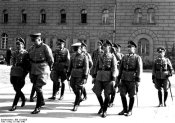 Bundesarchiv_Bild_121-0626,_Berlin,_Polizeibataillon_9,_Verabschiedung.jpg